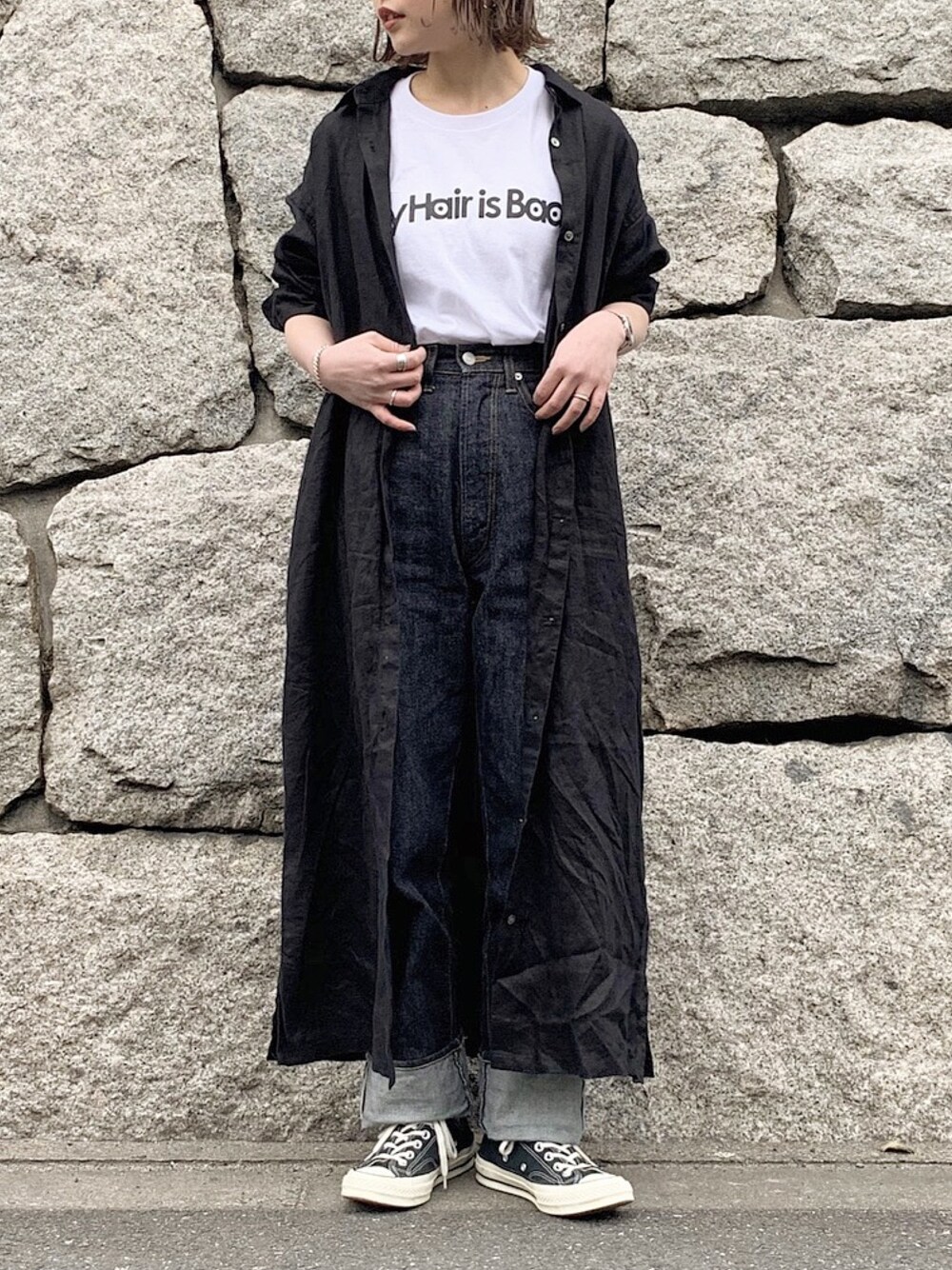 「MyHairisBad、ロングシャツ、デニム、アナトミカ」｜「URBAN RESEARCH DOORSのリネンロングシャツワンピース（シャツワンピース、ブラック系）」を使った、オクユウカさん（レディース・158cm）の春コーディネートの1枚目の写真