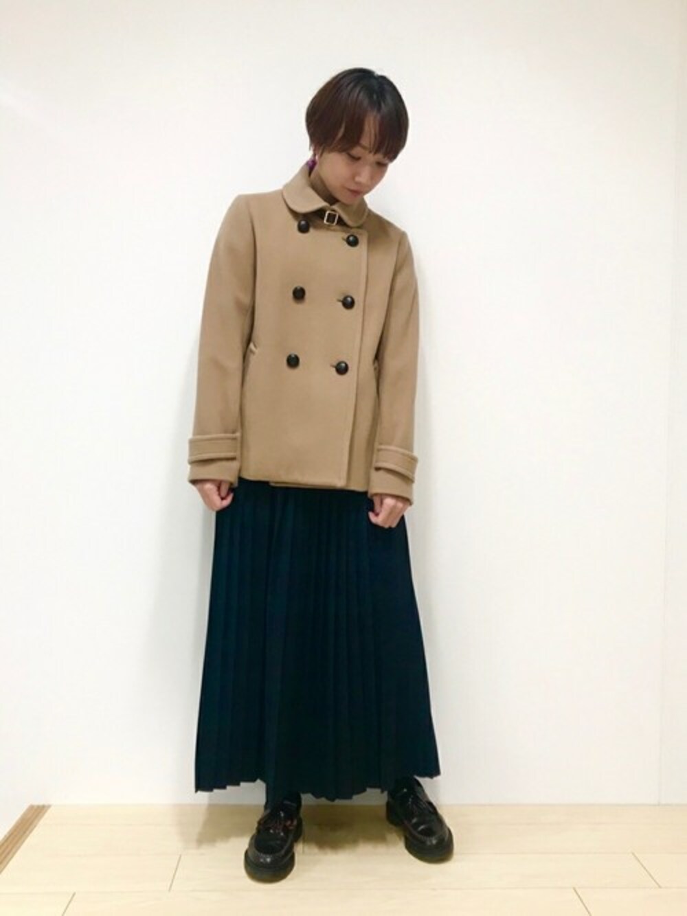 「ベージュ、冬コーデ、トラッド、ショートコート、チェックスカート、プリーツスカート、MACKINTOSH PHILOSOPHY、くるみボタン」｜「MACKINTOSH PHILOSOPHYの【WEB限定】ダブルブレストショートコート（ピーコート、ベージュ系）」を使った、本部さん（レディース・156cm）の秋コーディネートの1枚目の写真