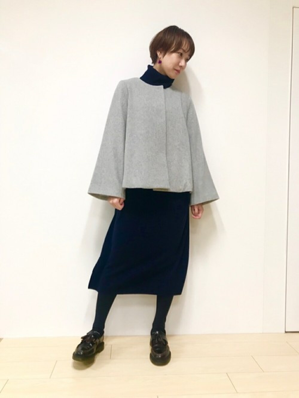 「冬コーデ、ニットワンピース、トラッド、大人カジュアル、ノーカラーコート、ショートコート、ラクチンコーデ、フレアスリーブ、MACKINTOSH PHILOSOPHY」｜「MACKINTOSH PHILOSOPHYの【WEB限定】ノーカラーショートコート（ダウンジャケット/コート、グレー系）」を使った、本部さん（レディース・156cm）の秋コーディネートの1枚目の写真