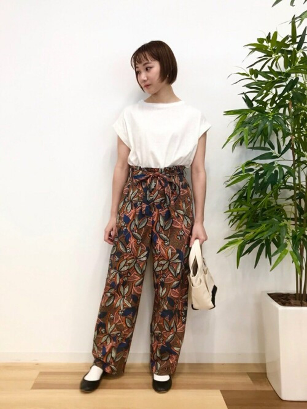 「大人カジュアル、リラックススタイル、夏コーデ、ゆるコーデ、マッキントッシュ フィロソフィー、MACKINTOSH PHILOSOPHY」｜「MACKINTOSH PHILOSOPHYのリネンミックスドルマンT（Tシャツ/カットソー、ホワイト系）」を使った、本部さん（レディース・156cm）の夏コーディネートの1枚目の写真