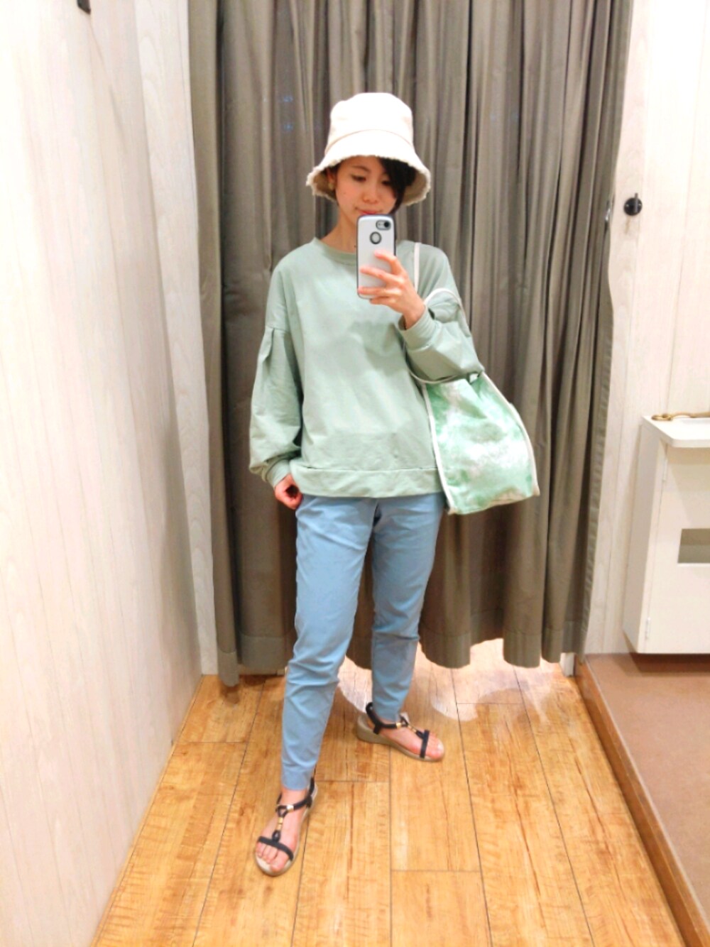 「シューラルー(SHOO・LA・RUE)、主役はカラーパンツ、カジュアルコーデ」｜「SHOO・LA・RUEの【SS-4L/制菌加工/標準丈】ストレッチスティックパンツ（その他パンツ、ブルー系）」を使った、kondoさん（レディース・149cm）の春コーディネートの1枚目の写真