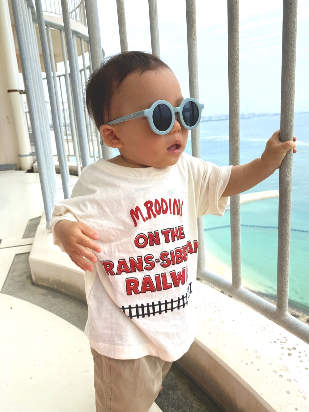 「ロゴT、カジュアル、男の子、夏、サングラス、1歳」｜「Mini Rodiniのアイテム（Tシャツ/カットソー、ホワイト系）」を使った、tao2020さん（キッズ・80cm）の夏コーディネートの1枚目の写真
