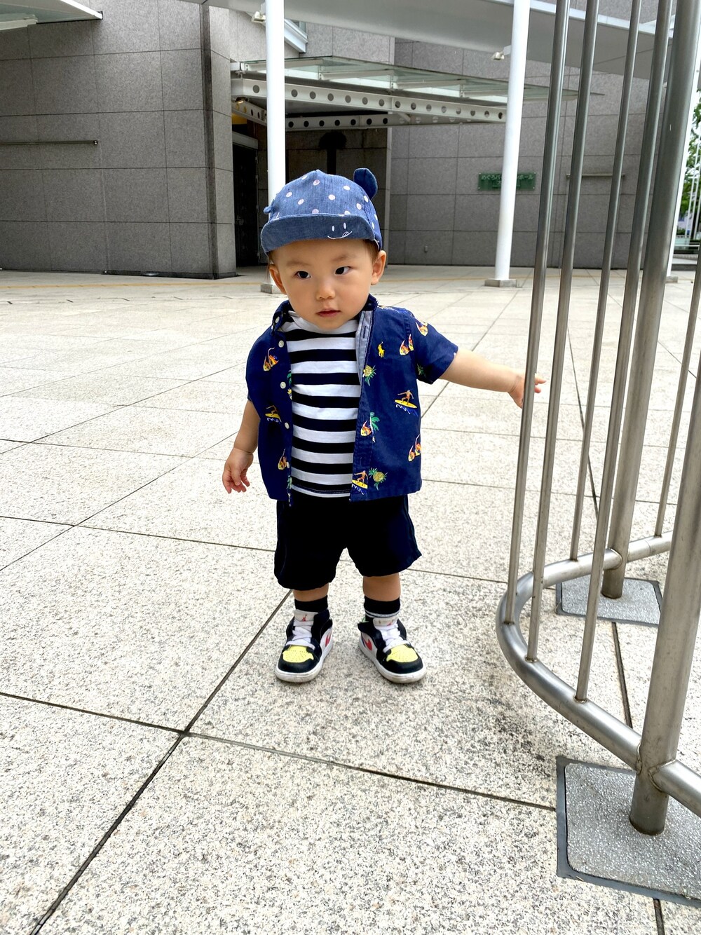 「休日スタイル、カジュアルコーデ、1歳、ベビーコーデ、ベビーファッション、キッズコーデ、公園、キッズファッション、男の子、男の子コーデ」｜「無印良品のアイテム（Tシャツ/カットソー、ホワイト系）」を使った、tao2020さん（キッズ・80cm）の夏コーディネートの1枚目の写真
