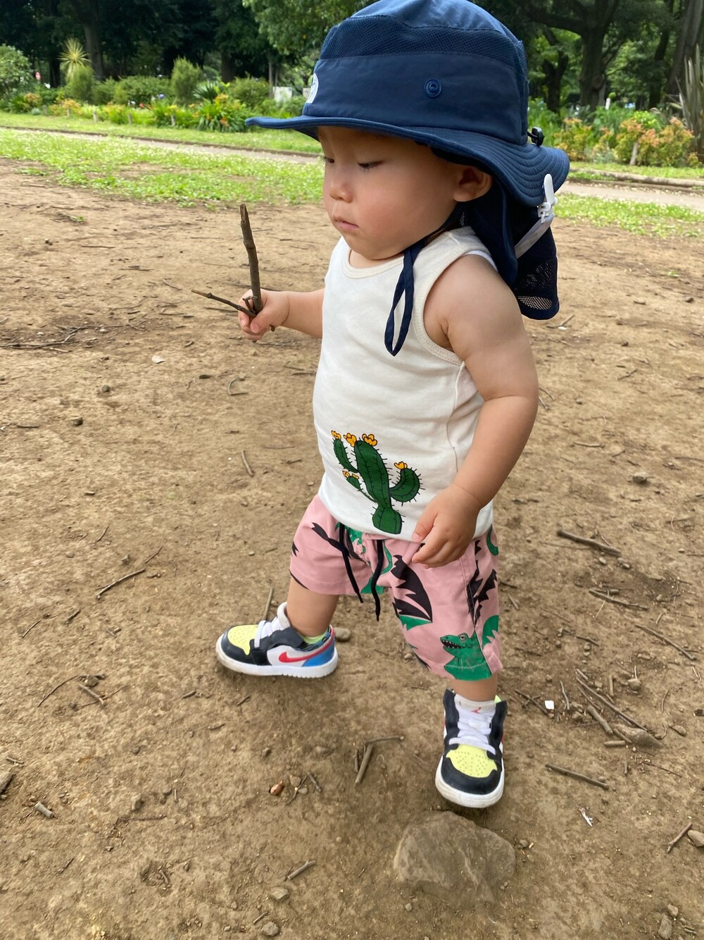 「男の子、キッズファッション、夏コーデ、ノースリーブ、暑い、公園、1歳、80cm、ベビーコーデ、キッズコーデ」｜「Mini Rodiniのアイテム（タンクトップ、ホワイト系）」を使った、tao2020さん（キッズ・80cm）の夏コーディネートの1枚目の写真