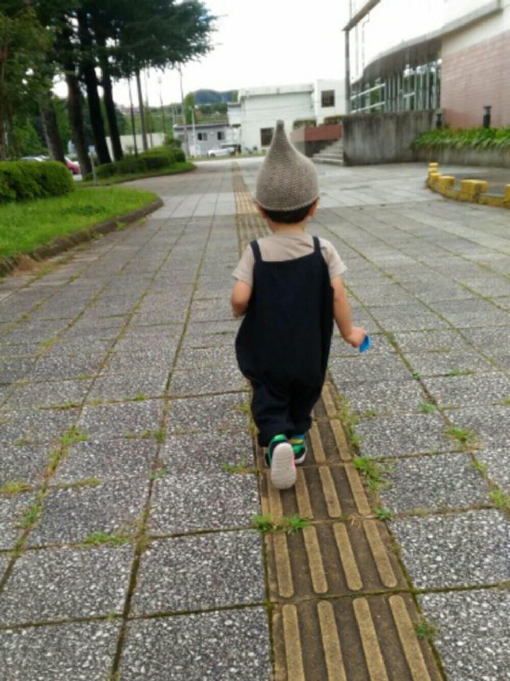 「秋コーデ、2歳、ハンドメイド、トンガリ帽子、サロペット、ご近所コーデ、おとこのこ、スニーカー、いおぼーい、ハンドメイド子供服」｜「Handmadeのアイテム（ニットキャップ/ビーニー、ブラウン系）」を使った、ioioioさん（キッズ・80cm）の秋コーディネートの1枚目の写真