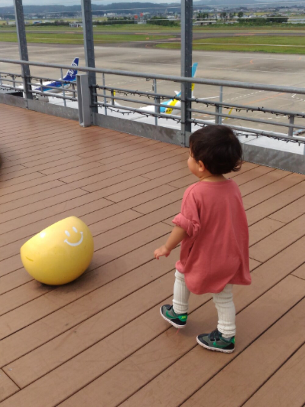 「空港、monmimi、韓国こども服、2歳、おとこのこ、男の子、男の子コーデ、レギンス、ゆったりコーデ、いおぼーい」｜「monmimiのアイテム（Tシャツ/カットソー、レッド系）」を使った、ioioioさん（キッズ・80cm）の秋コーディネートの1枚目の写真