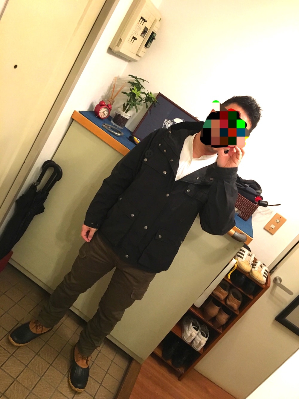 「雨、マウンテンパーカー、ダナー、Danner、SIERRA DESIGNS、シロシャツ、雨の日コーデ」｜「SIERRA DESIGNSのアイテム（マウンテンパーカー、ブラック系）」を使った、中学６年生さん（メンズ・170cm）の春コーディネートの1枚目の写真