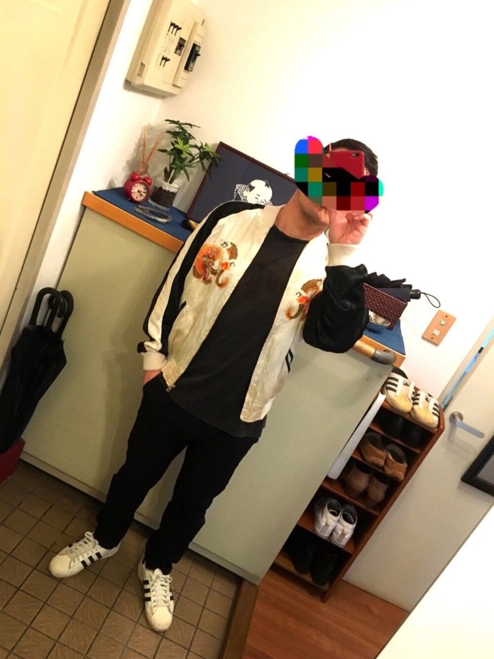 「スカジャン、used、古着、ビンテージ、adidas、白フェス、古着MIX、モノトーン、黒」｜「usedのアイテム（ジャケット/アウター、ホワイト系）」を使った、中学６年生さん（メンズ・170cm）の春コーディネートの1枚目の写真