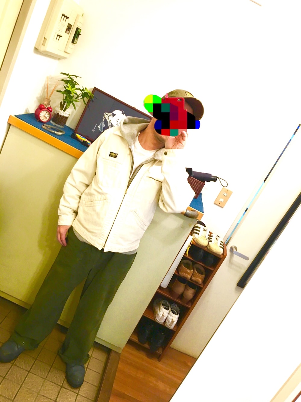「シンプルコーデ、古着MIX、古着、ストリート、カジュアルコーデ、ワイドパンツ、ワークスタイル、ラフ、streetstyle」｜「OSHKOSHのアイテム（カバーオール、ホワイト系）」を使った、中学６年生さん（メンズ・170cm）の春コーディネートの1枚目の写真