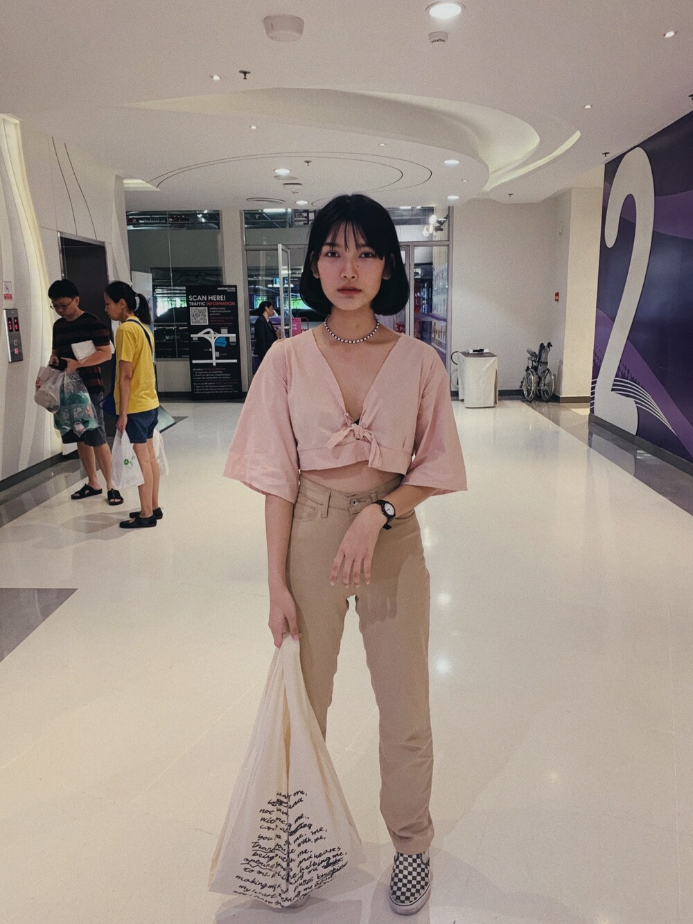 「UNIQLOのアイテム（スラックス、ベージュ系）」を使った、musさん（レディース・170cm）の冬コーディネートの1枚目の写真