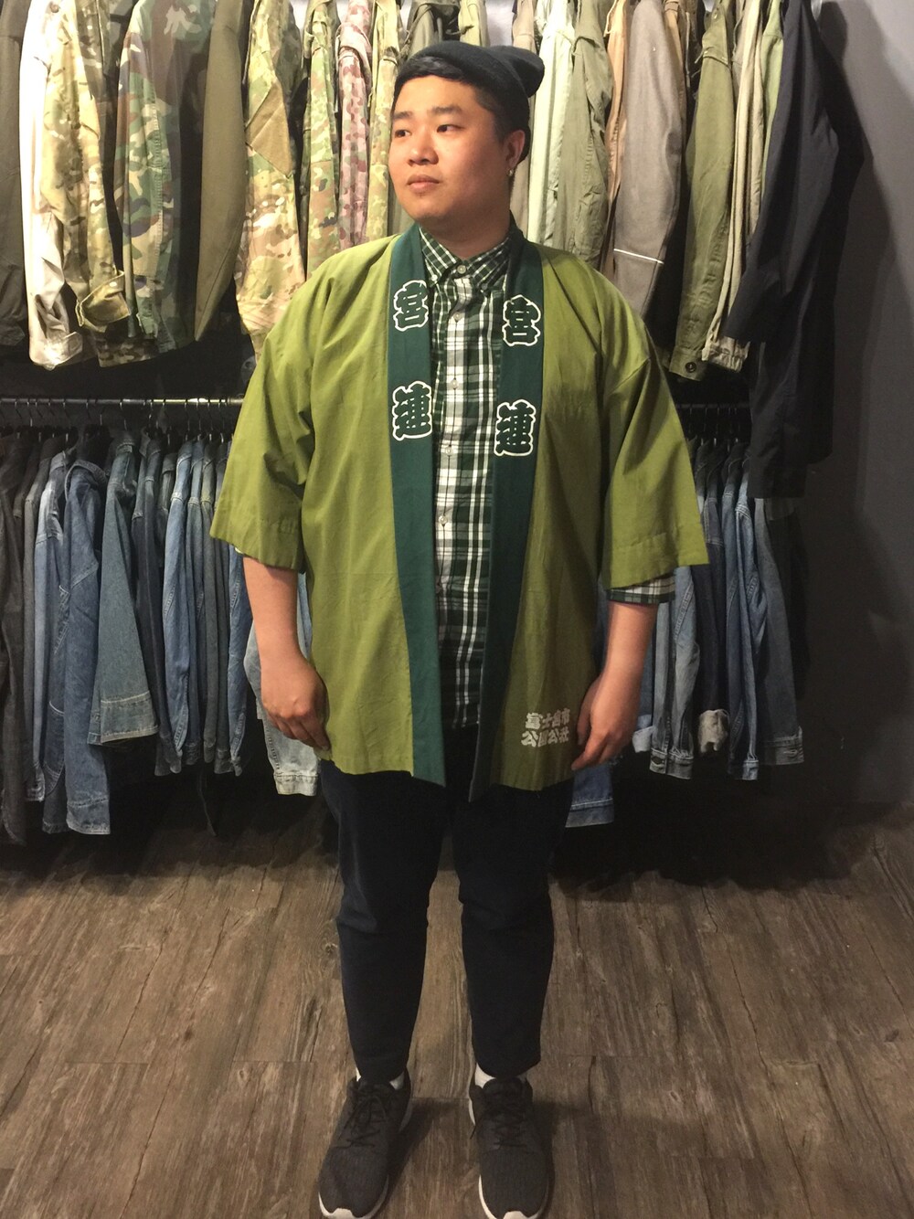 「shirts、NIKE、green、streetstyle、winter」｜「GUのアイテム（シャツ/ブラウス、グリーン系）」を使った、Eric Wangさん（メンズ・173cm）の冬コーディネートの1枚目の写真