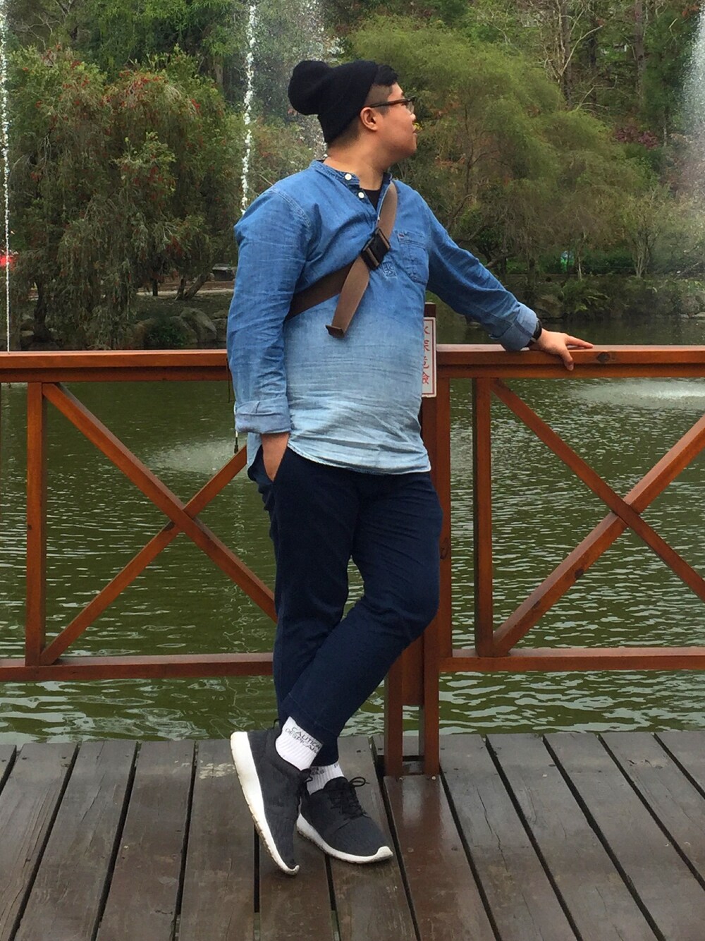 「denim、GU、Gregory、NIKE、streetstyle」｜「WHO.A.Uのアイテム（シャツ/ブラウス、ブルー系）」を使った、Eric Wangさん（メンズ・173cm）の春コーディネートの1枚目の写真