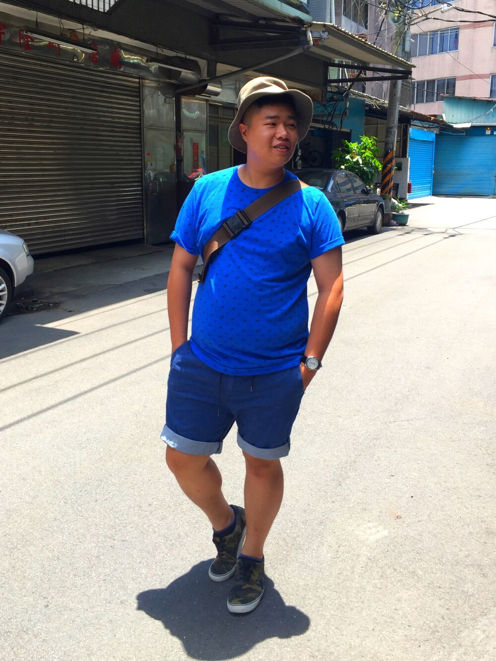 「summer、denim、streetstyle、Tシャツ」｜「OLD NAVYのアイテム（Tシャツ/カットソー、ブルー系）」を使った、Eric Wangさん（メンズ・173cm）の夏コーディネートの1枚目の写真