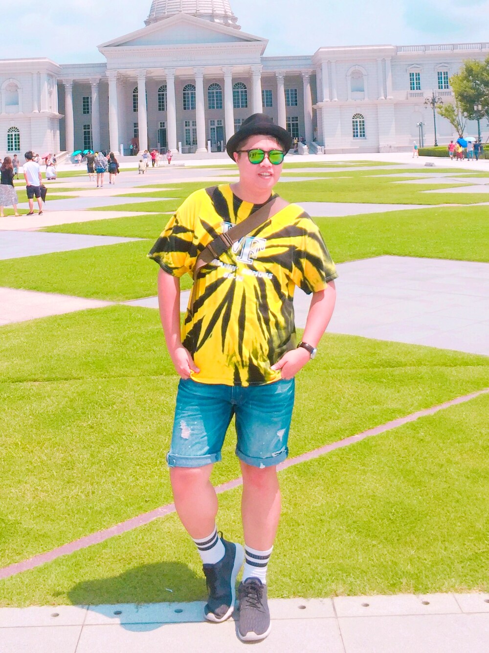 「Champion、denim、HOLLISTER、street、VINTAGE、Sunglasses」｜「Championのアイテム（Tシャツ/カットソー、イエロー系）」を使った、Eric Wangさん（メンズ・173cm）の秋コーディネートの1枚目の写真
