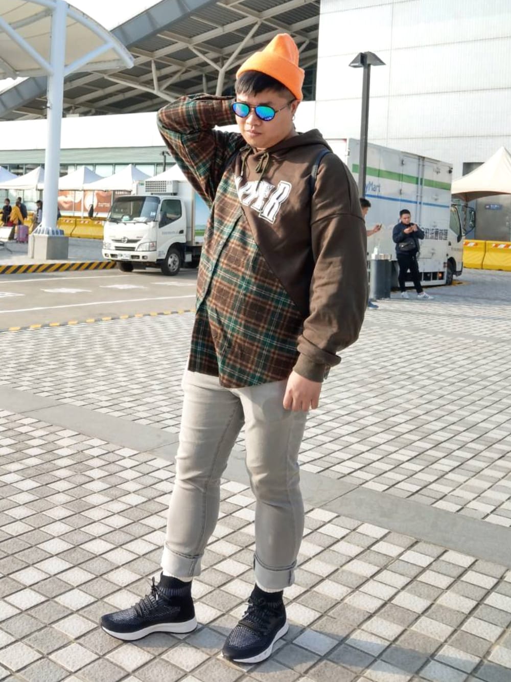 「VINTAGE、streetstyle、ZARA、New Balance、UNIQLO、denim、orange、green」｜「UNIQLOのアイテム（パンツ、シルバー系）」を使った、Eric Wangさん（メンズ・173cm）の春コーディネートの1枚目の写真