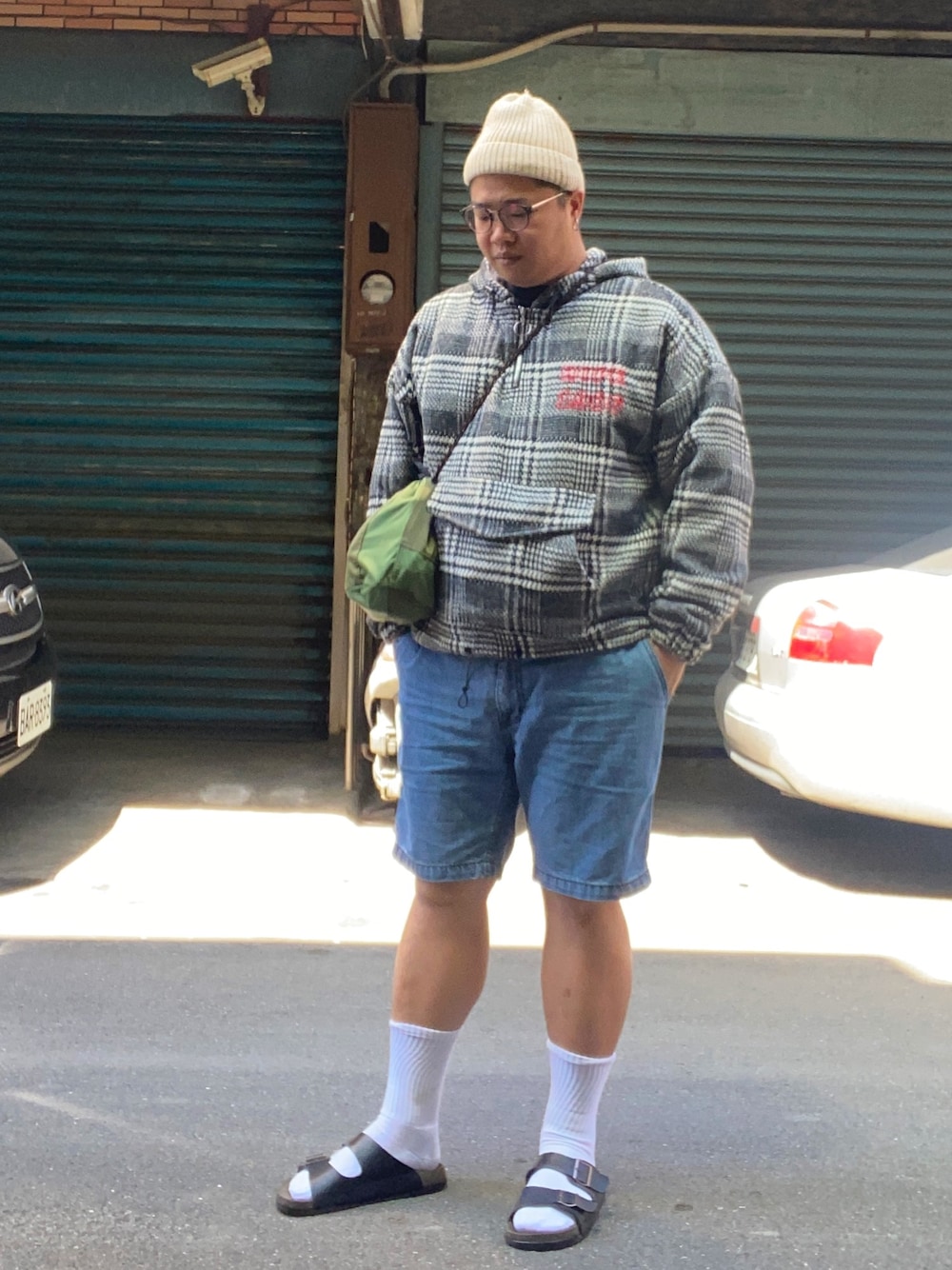 「street、spring、denim、birkenstock、universaloverall、GU、casual」｜「GUのアイテム（デニムパンツ、ブルー系）」を使った、Eric Wangさん（メンズ・173cm）の春コーディネートの1枚目の写真