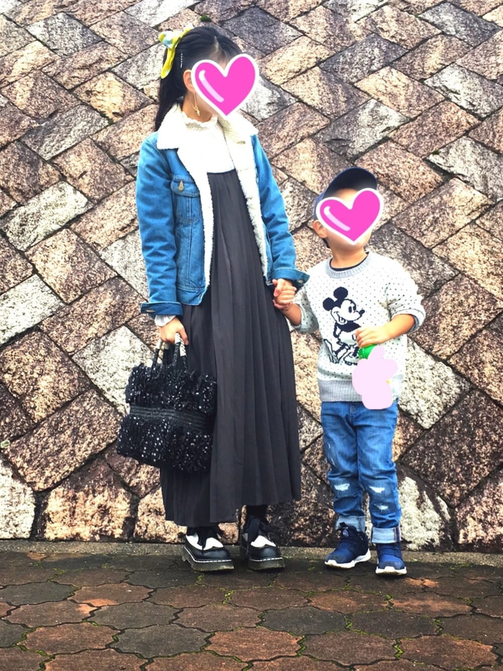 グレー系のワンピース、ホワイト系のシャツ/ブラウス、ブルー系のデニムジャケットを着用したレディースの秋コーディネートの1枚目の写真