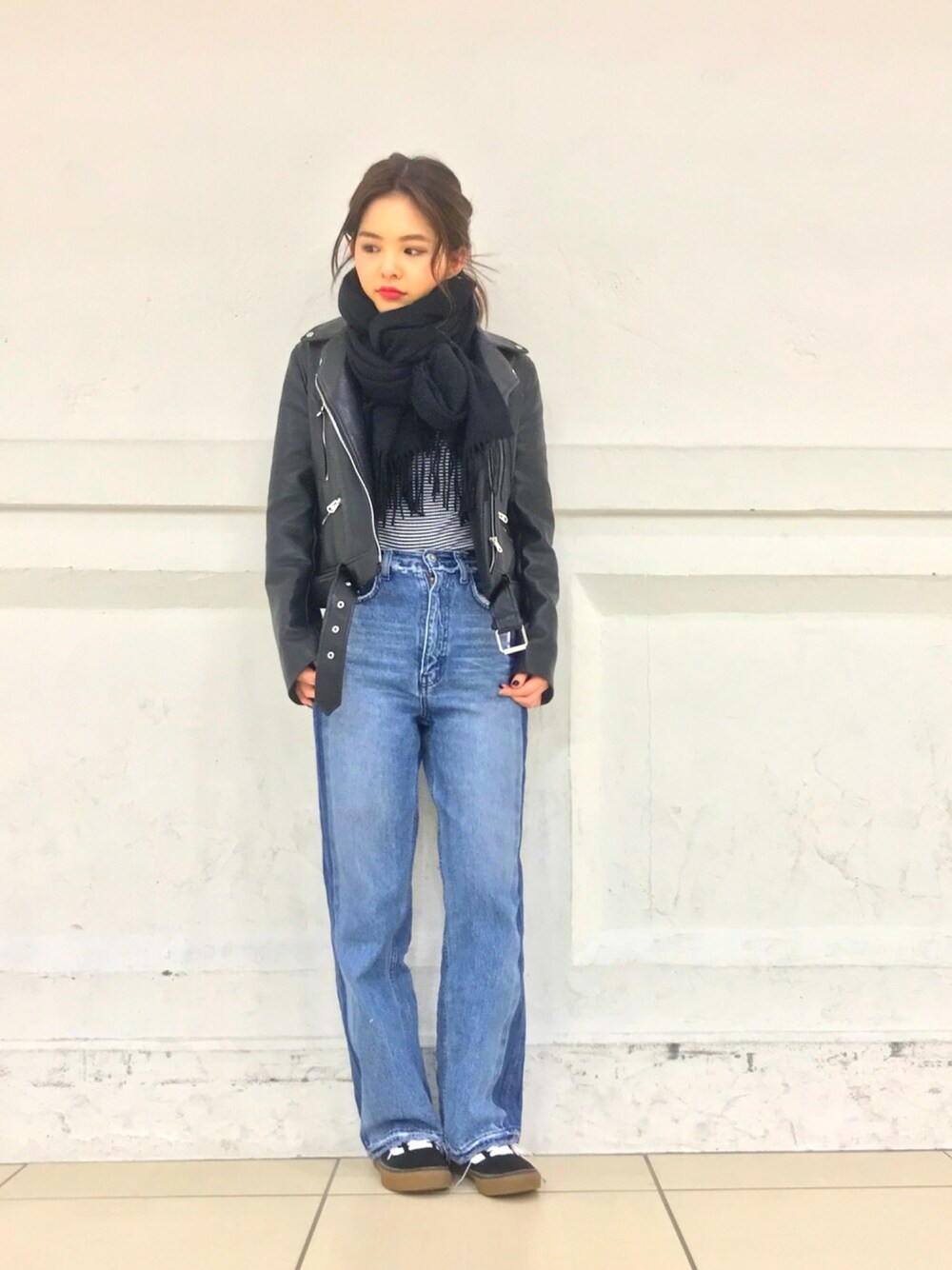 「カジュアルコーデ、シンプルコーデ、スニーカー、パンツスタイル、ootd、VANS、ミラノ巻き」｜「MOUSSYのSIDE LINE WIDE LEG DENIM（デニムパンツ、ブルー系）」を使った、risaさん（レディース・160cm）の冬コーディネートの1枚目の写真