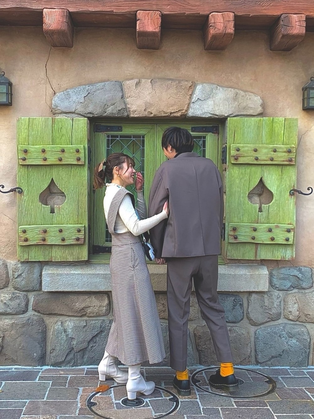「休日コーデ、カップル、カップルコーデ、カップルディズニー、ディズニー、ディズニーコーデ、ディズニーランド」｜「paravionのアイテム（トップス、ベージュ系）」を使った、おーばるさん（レディース・151cm）の冬コーディネートの1枚目の写真