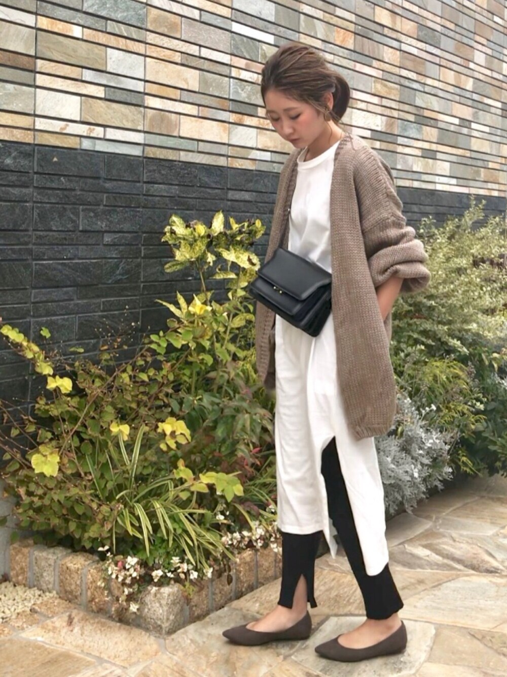 「カーディガン、ニットカーディガン、ローゲージニット、ベージュカーディガン、Tシャツワンピ、リブレギンス、フラットパンプス、プチプラ、GU、titivate」｜「titivateのﾛｰｹﾞｰｼﾞﾆｯﾄｶｰﾃﾞｨｶﾞﾝ（カーディガン/ボレロ、ベージュ系）」を使った、ちぴょんさん（レディース・162cm）の秋コーディネートの1枚目の写真