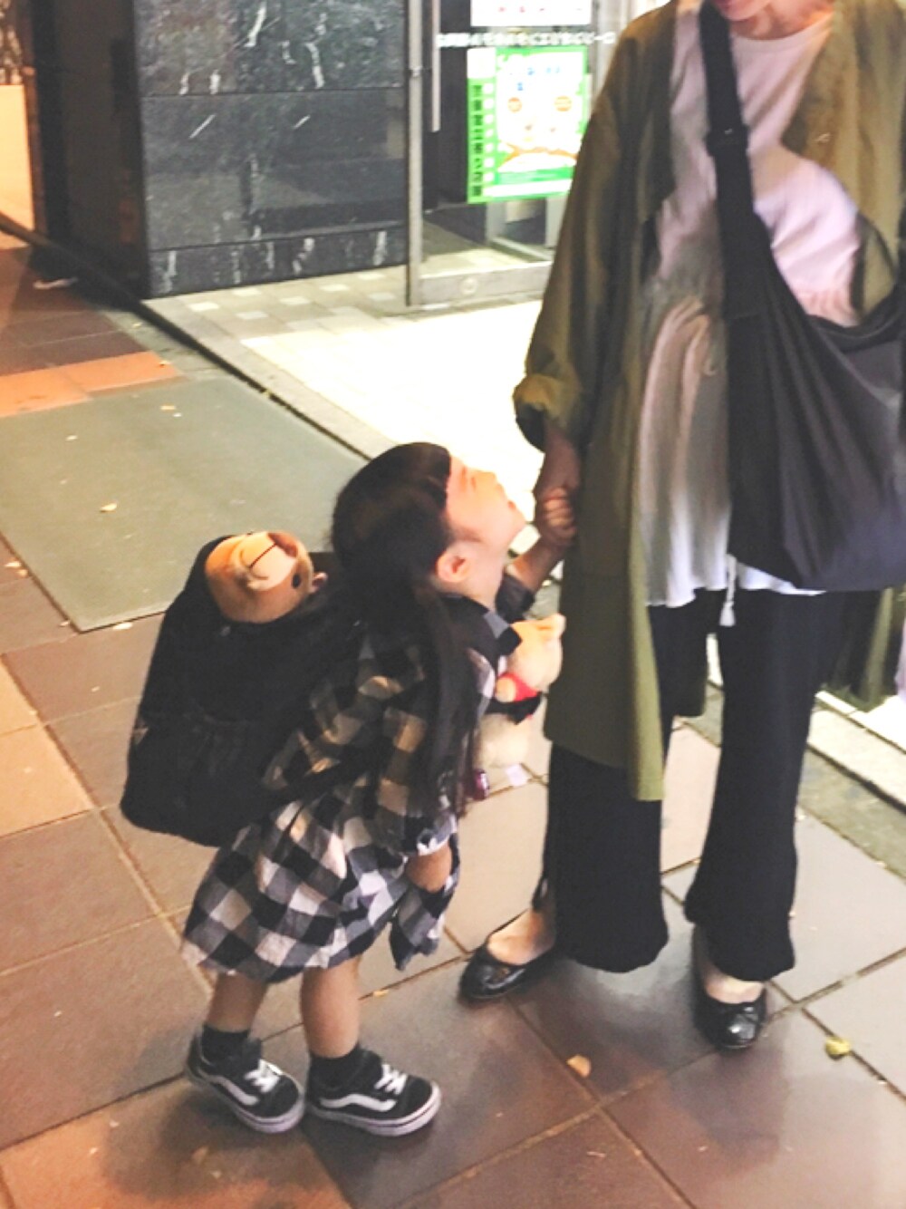 グリーン系のその他アウター、ホワイト系のTシャツ/カットソー、ブラック系のバレエシューズを着用したレディースの春コーディネートの1枚目の写真