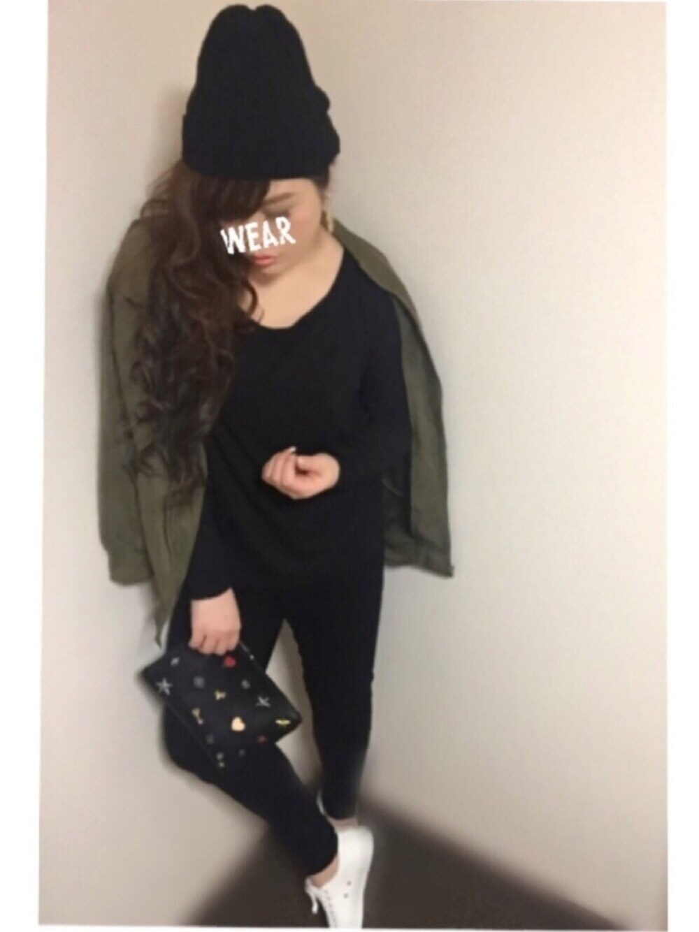 ホワイト系のスニーカー、グリーン系のMA-1、ブラック系のTシャツ/カットソーを着用したレディースの冬コーディネートの1枚目の写真