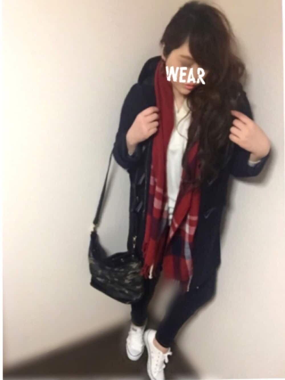 ブルー系のダッフルコート、ブラック系のパンツ、その他のショルダーバッグを着用したレディースの冬コーディネートの1枚目の写真