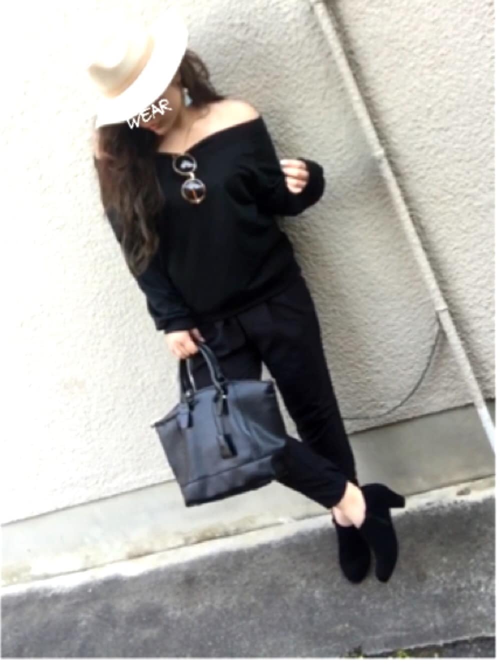ブラック系のバッグ、ブラック系のスウェット、ブラック系のパンツを着用したレディースの春コーディネートの1枚目の写真