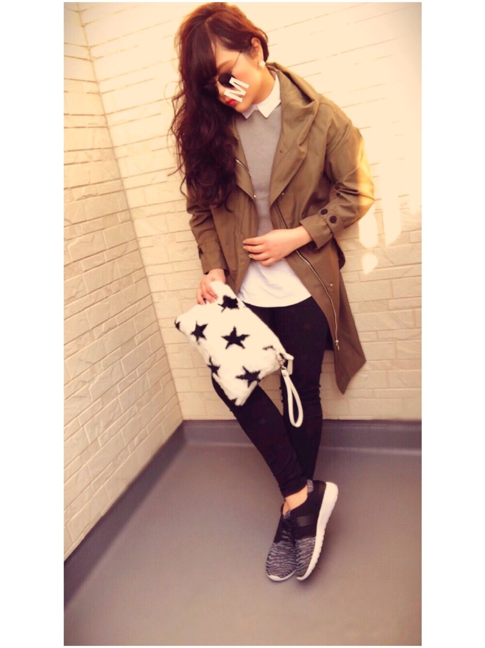「スキニー、ブラック、グレー、春コーデ、クラッチバッグ、スニーカー、パンツスタイル、モッズコート、おしゃれさんと繋がりたい、大人カジュアル」｜「UNRELISHの２ＷＡＹファークラッチ（クラッチバッグ、ホワイト系）」を使った、🌴Mさん（レディース・170cm）の冬コーディネートの1枚目の写真
