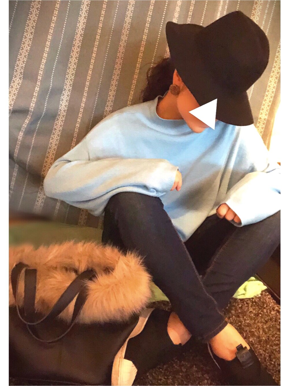 ブルー系のニット/セーター、ブルー系のデニムパンツ、ブラック系のスリッポンを着用したレディースの冬コーディネートの1枚目の写真