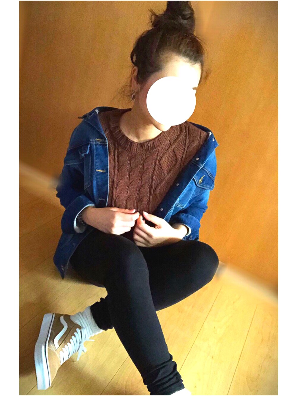 「シンプル、ブラック、ニット、レギンス、UNIQLO、デニム、スニーカー、おしゃれさんと繋がりたい、モノトーンコーデ、大人カジュアル」｜「VANSのアイテム（スニーカー、ベージュ系）」を使った、🌴Mさん（レディース・170cm）の冬コーディネートの1枚目の写真
