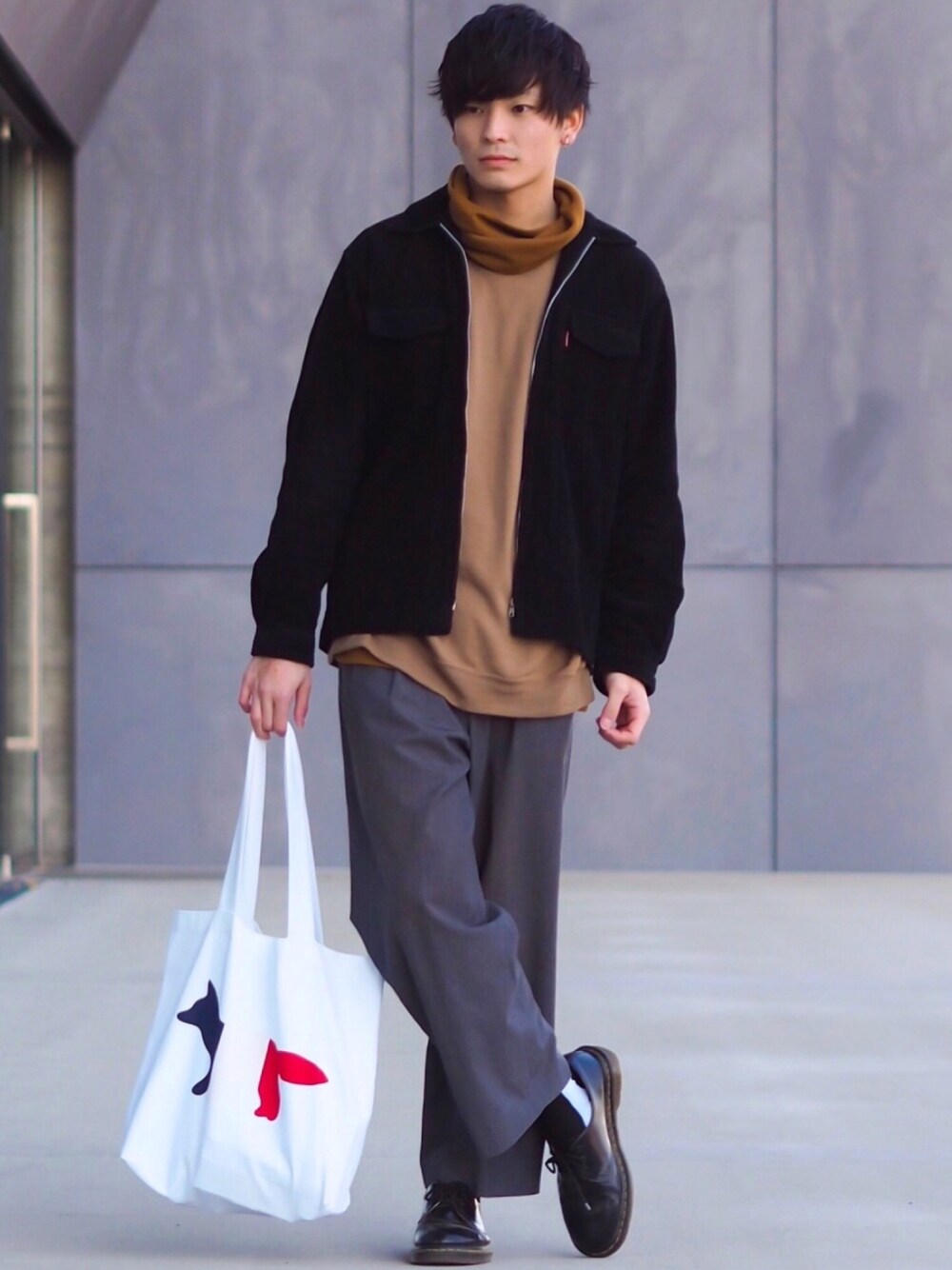 ブラウン系のスウェット、グレー系のその他パンツ、ホワイト系のトートバッグを着用したメンズの冬コーディネートの1枚目の写真