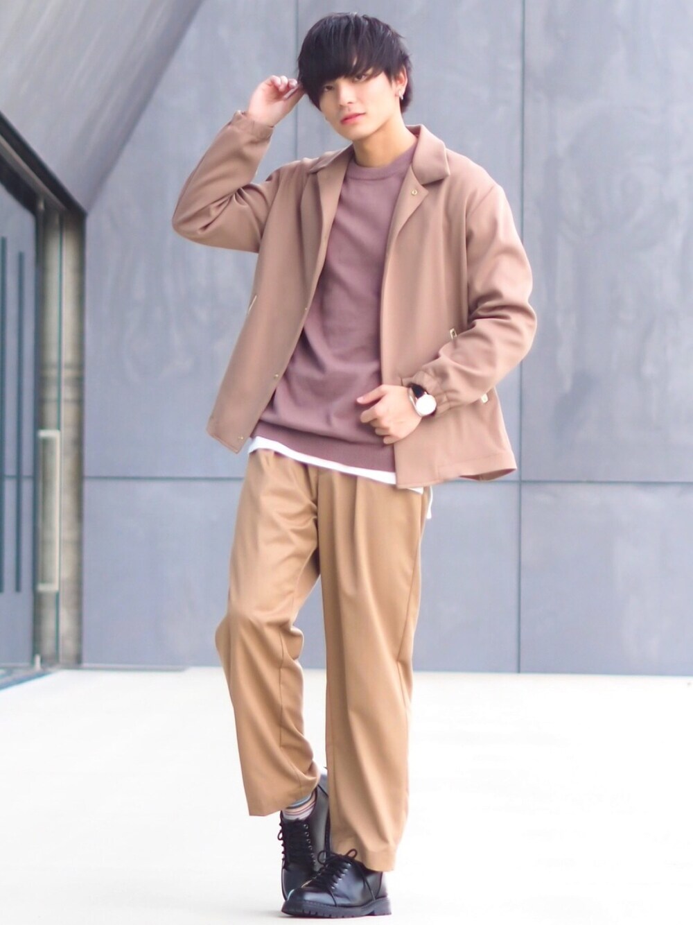 ベージュ系のニット/セーター、ベージュ系のブルゾン、ベージュ系のスラックスを着用したメンズの秋コーディネートの1枚目の写真