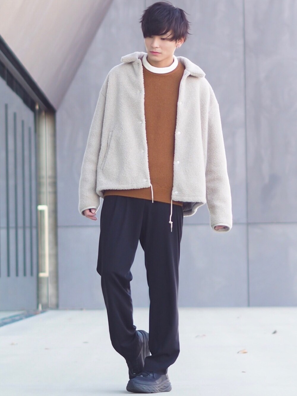 「冬コーデ、お洒落さんとつながりたい、シンプル、オーバーサイズ、レイヤードスタイル、UNIQLO、ボア、ベージュ、ブラウン、スニーカー」｜「CLANEのREVERSIBLE BOA COACH JACKET（その他アウター、ホワイト系）」を使った、ユウトさん（メンズ・177cm）の冬コーディネートの1枚目の写真