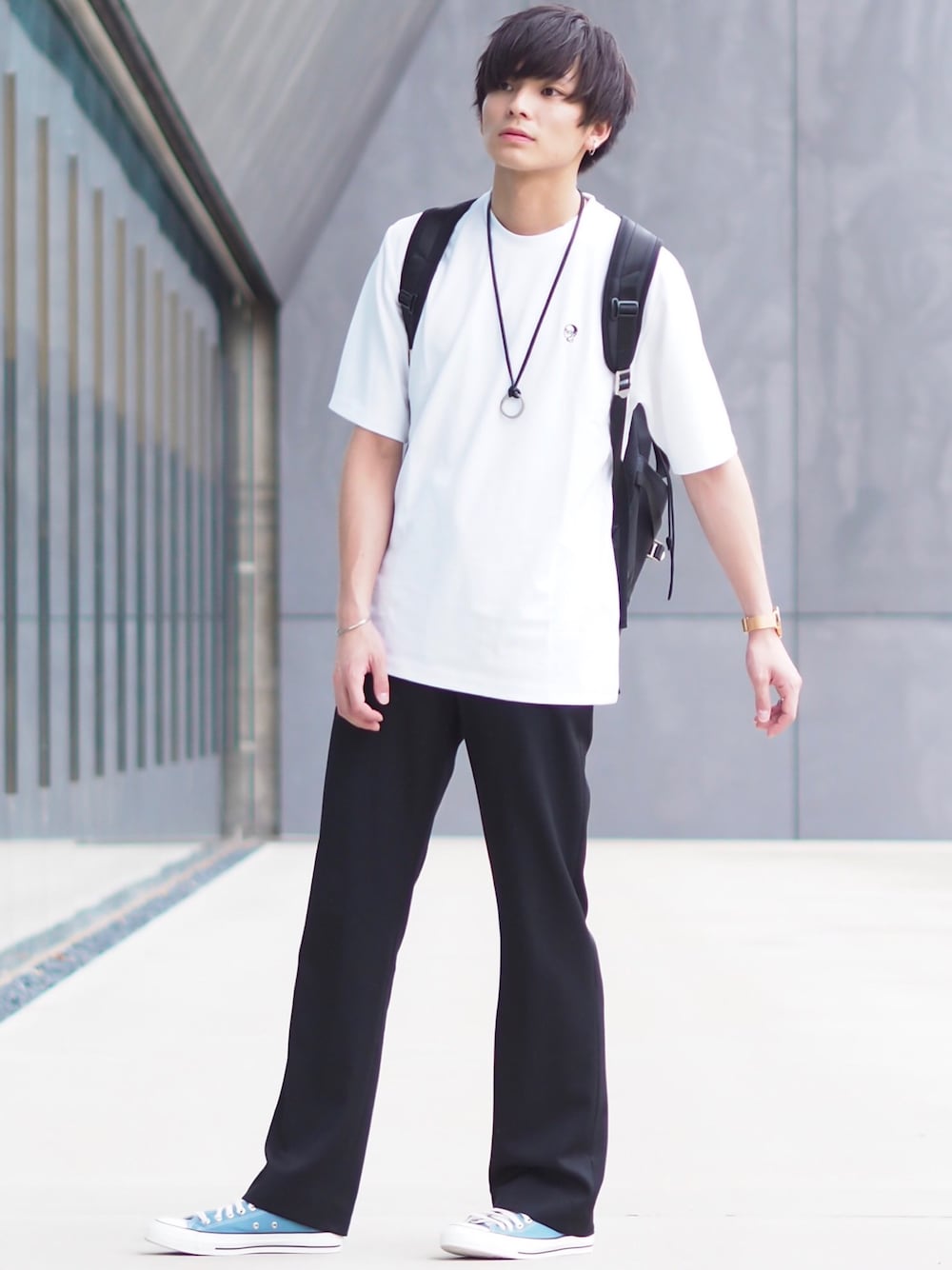 ブルー系のスニーカー、ホワイト系のTシャツ/カットソー、ブラック系のパンツを着用したメンズの夏コーディネートの1枚目の写真