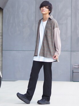 「YON（ヨン）のアイテム（トップス）」を使った、ユウトさん（メンズ・177cm）の秋コーディネート