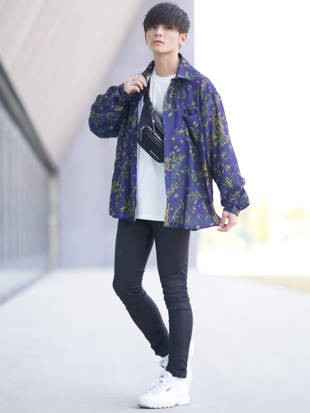 「シンプルコーデ、ペイズリー、シャツスタイル、柄シャツ、ブラック、スキニー、黒スキニー、シャツ、白スニーカー、ショルダーバッグ」｜「CASPER JOHNのRough Sizing Paisley Shirts / ラフサイズペイズリーシャツ（シャツ/ブラウス、ブルー系）」を使った、ユウトさん（メンズ・177cm）の春コーディネートの1枚目の写真
