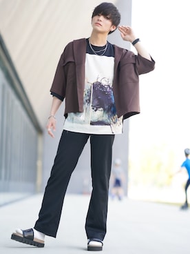 「アートTシャツ」｜「アイテム（アクセサリー）」を使った、ユウトさん（メンズ・177cm）の春コーディネート