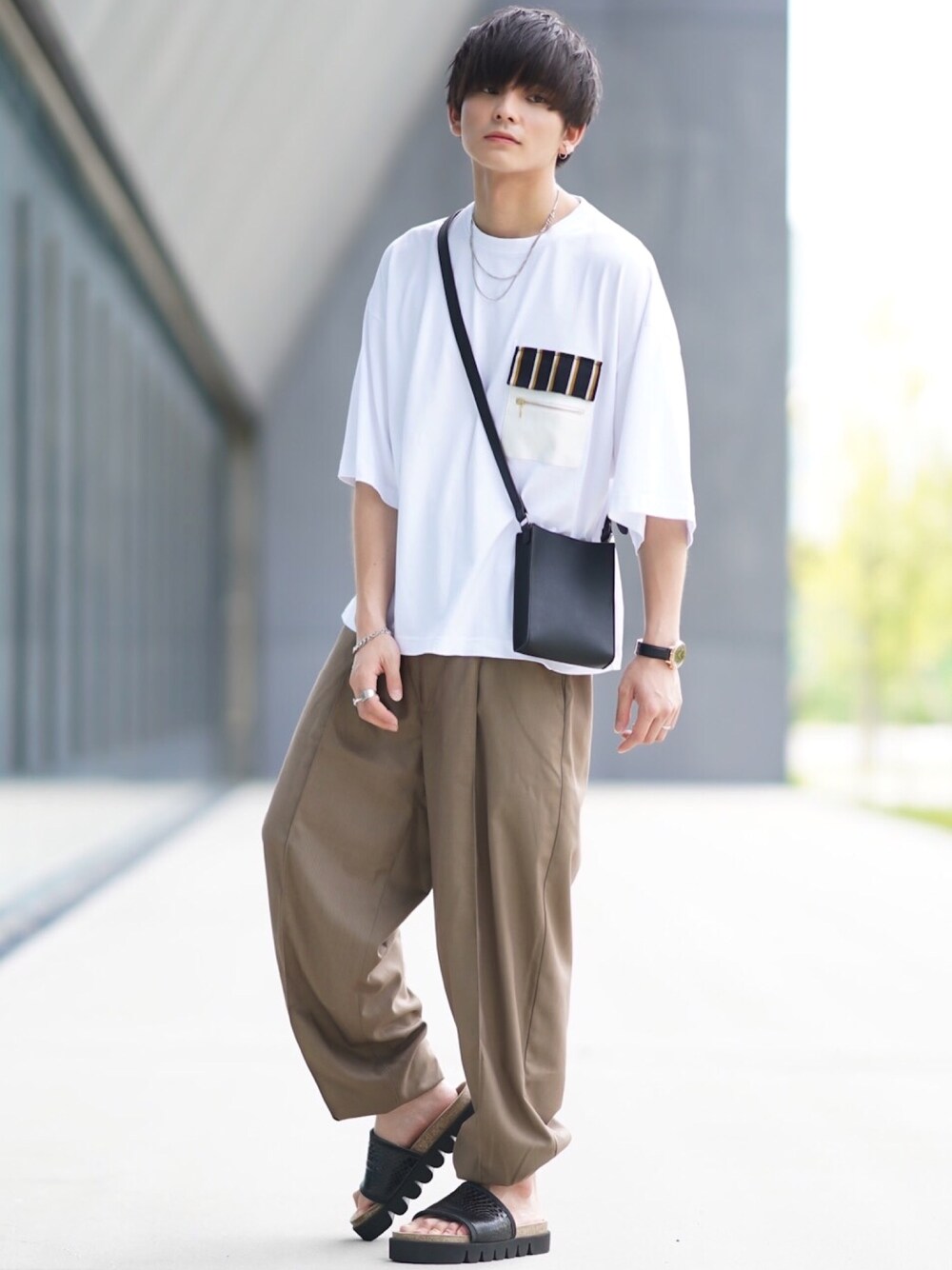 「夏、シンプルコーデ、オーバーサイズ、ビッグシルエット、ビッグT、プチプラコーデ、Tシャツ、白パンツ、白Tシャツ」｜「NILWAYのインフルエンサー 【にっしー】×【Nilway】 ワイドバルーンパンツ（スラックス、ベージュ系）」を使った、ユウトさん（メンズ・177cm）の夏コーディネートの1枚目の写真