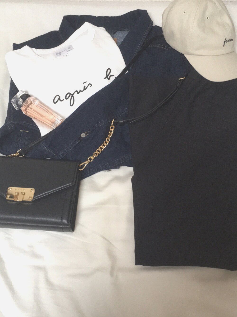 ホワイト系のTシャツ/カットソー、ブラック系のその他パンツ、ブルー系のデニムジャケットを着用したレディースの春コーディネートの1枚目の写真