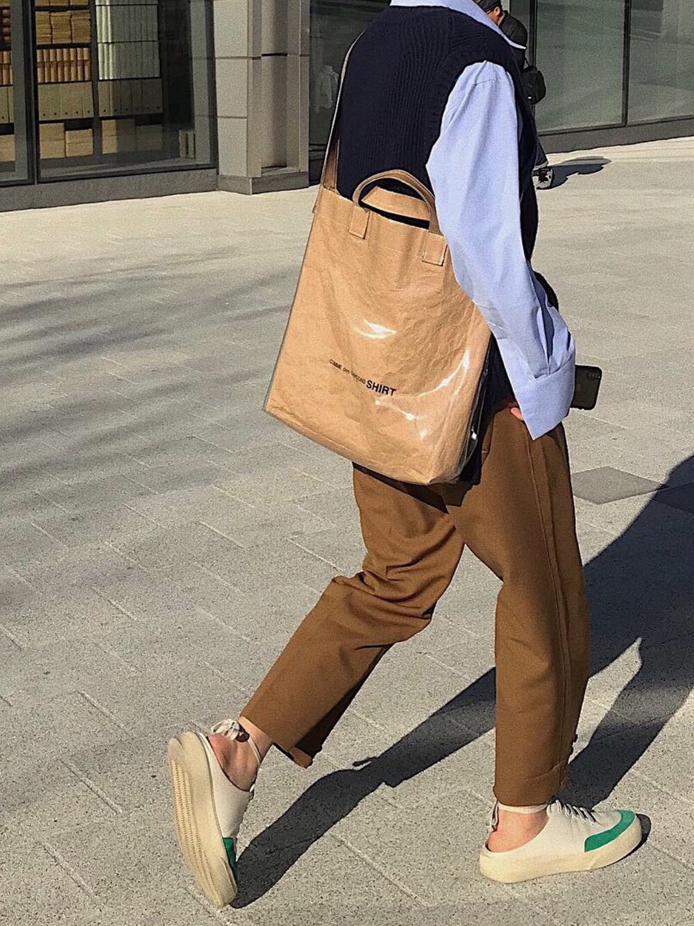 「韓国ファッション、秋のコーデ、秋コーデ、ニットベスト、ワイドパンツ、秋冬コーデ、秋服、シンプルコーデ」｜「COMME des GARCONSのアイテム（ショルダーバッグ、ベージュ系）」を使った、hwannawhさん（メンズ・181cm）の秋コーディネートの1枚目の写真