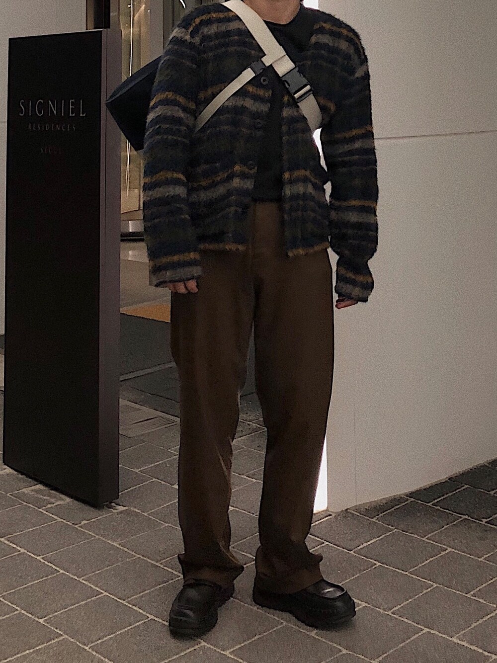 「春コーデ、カーディガン、ワイドパンツ、Wide Pants、cardigan、春夏コーデ、シンプルコーデ、シンプル」｜「Our Legacyのアイテム（ニット/セーター、その他）」を使った、hwannawhさん（メンズ・181cm）の春コーディネートの1枚目の写真