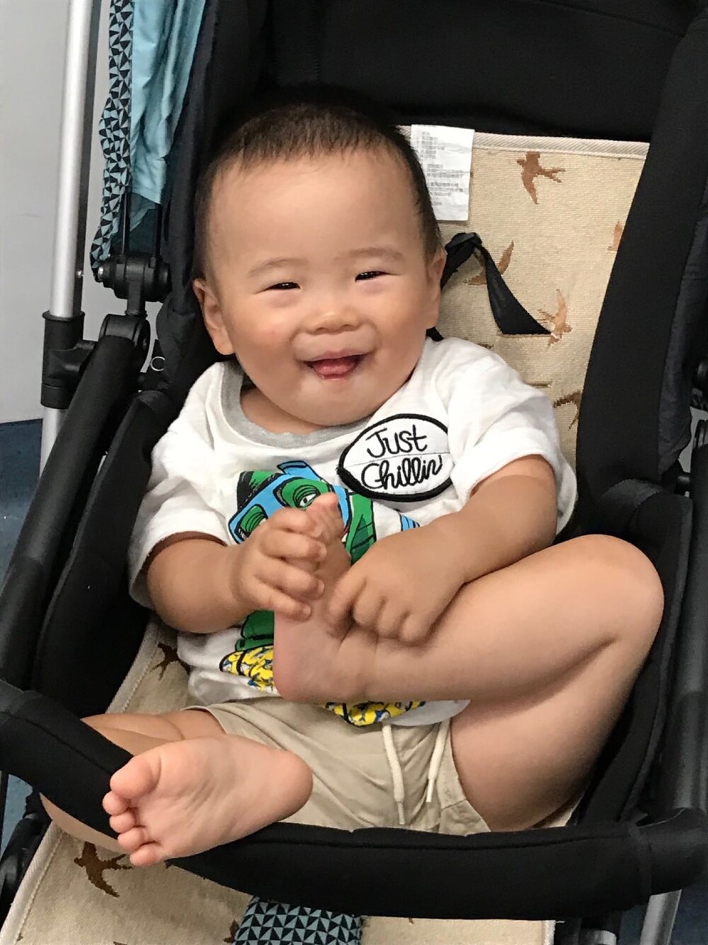 「babyGAPのアイテム（Tシャツ/カットソー、ホワイト系）」を使った、挖哇哈哈哈さん（キッズ・80cm）の冬コーディネートの1枚目の写真