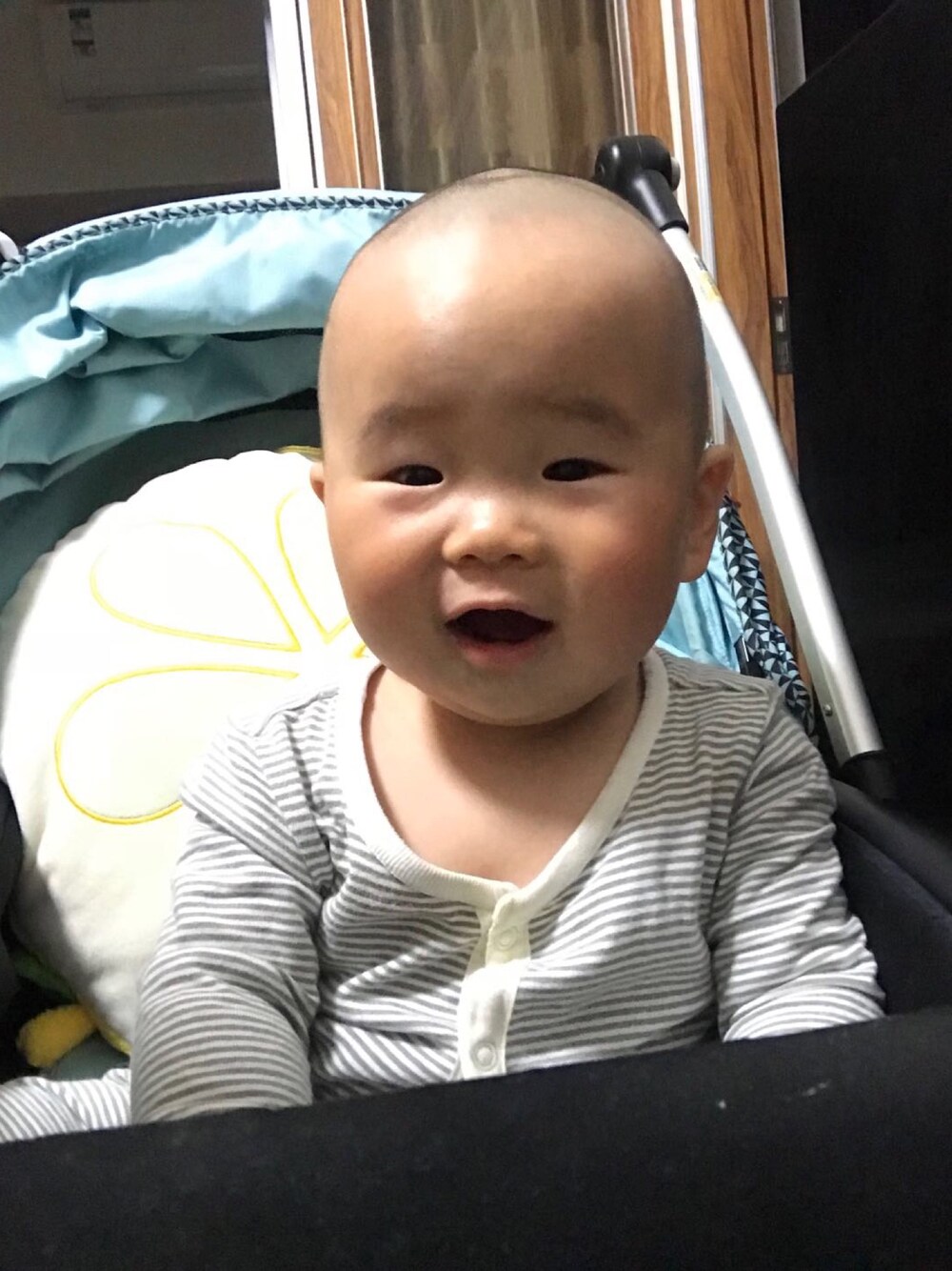 「babyGAPのアイテム（つなぎ/オールインワン、ホワイト系）」を使った、挖哇哈哈哈さん（キッズ・70cm）の冬コーディネートの1枚目の写真