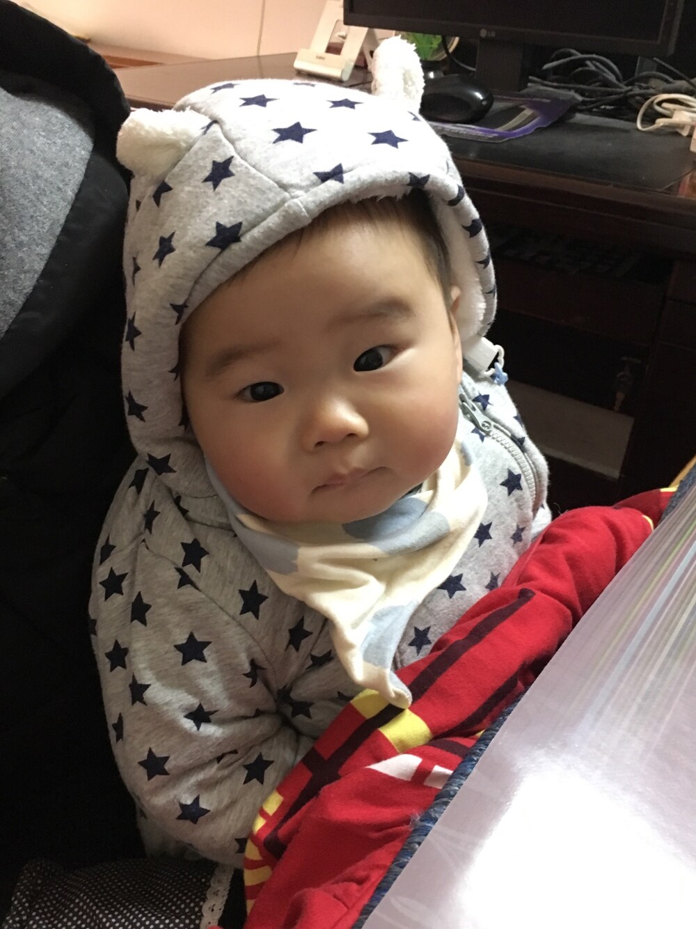 「babyGAPのアイテム（つなぎ/オールインワン、グレー系）」を使った、挖哇哈哈哈さん（キッズ・70cm）の冬コーディネートの1枚目の写真