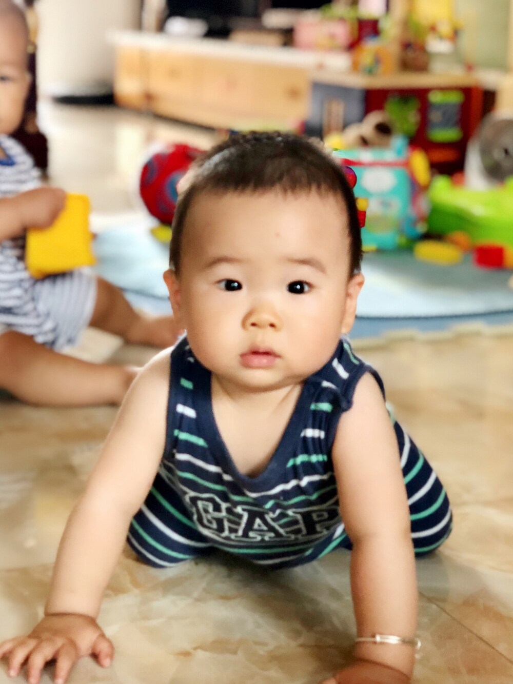 「babyGAPのアイテム（つなぎ/オールインワン、グリーン系）」を使った、挖哇哈哈哈さん（キッズ・70cm）の冬コーディネートの1枚目の写真