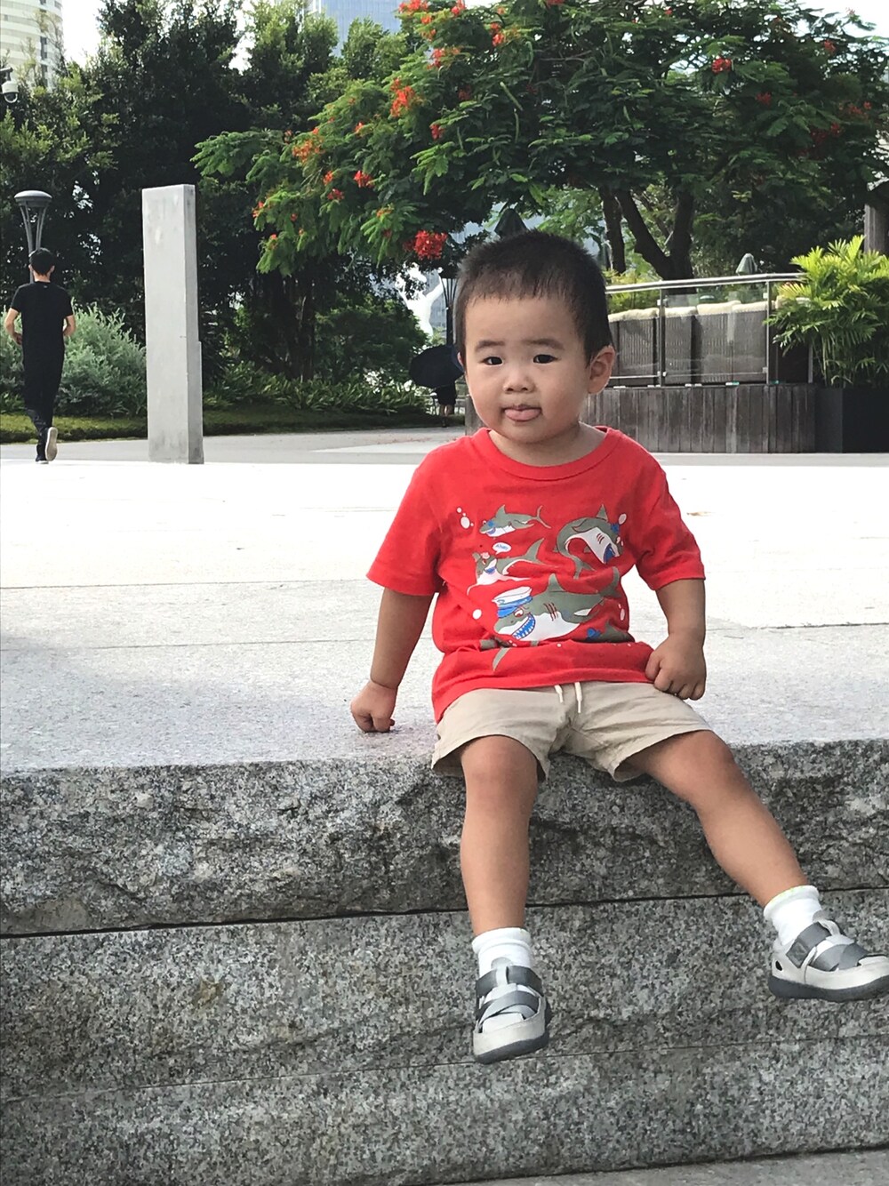 「babyGAPのアイテム（Tシャツ/カットソー、レッド系）」を使った、挖哇哈哈哈さん（キッズ・90cm）の夏コーディネートの1枚目の写真