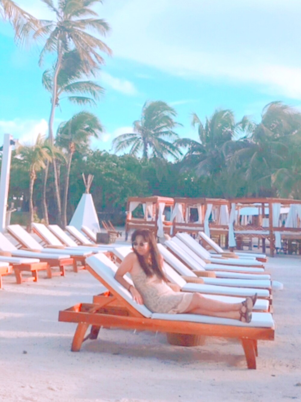 「summer、girl、MIAMI、SPORTS MIX、dress、RELAX、beach、STYLE、weekend style、travel」｜「Columbiaのアイテム（サンダル、ブラウン系）」を使った、Chubby-Gangさん（レディース・160cm）の秋コーディネートの1枚目の写真