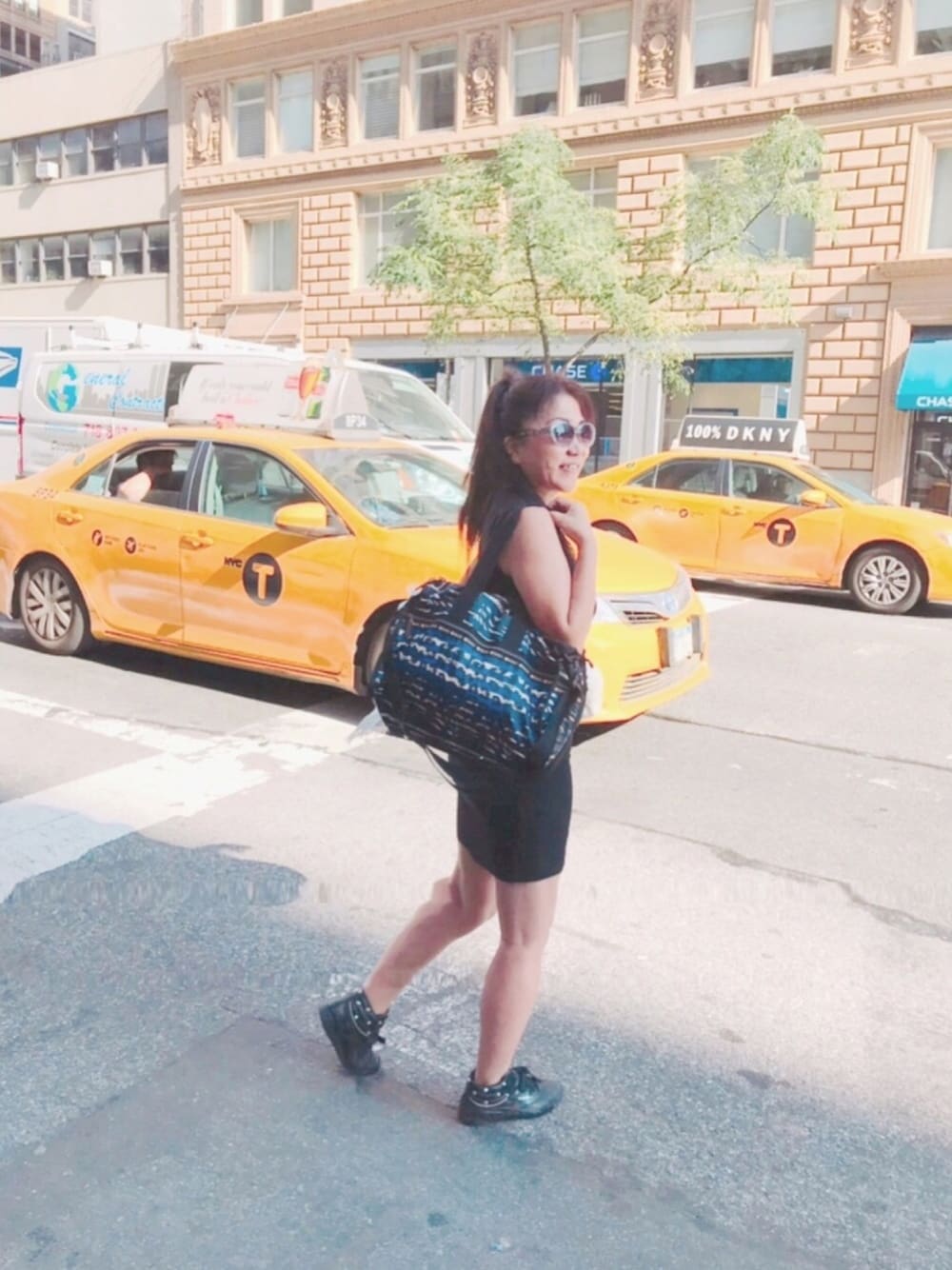 「lesportsac、leopard、 NEW YORK、NYC、street、streetstyle、newyork、streetfashion、collaboration、animal print」｜「Reebokのアイテム（スニーカー、ブラック系）」を使った、Chubby-Gangさん（レディース・160cm）の秋コーディネートの1枚目の写真