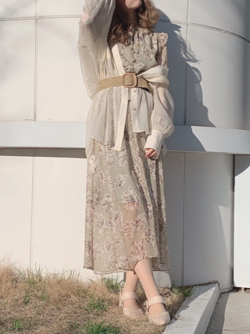 ホワイト系のシャツ/ブラウス、グリーン系のワンピース、ホワイト系のパンプスを着用したレディースの春コーディネートの1枚目の写真